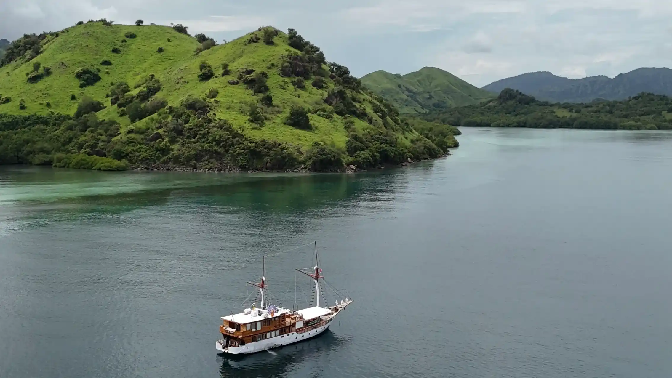 Komodo Liveaboard Diving Cruise Rainy Season December February Mantas Visibility